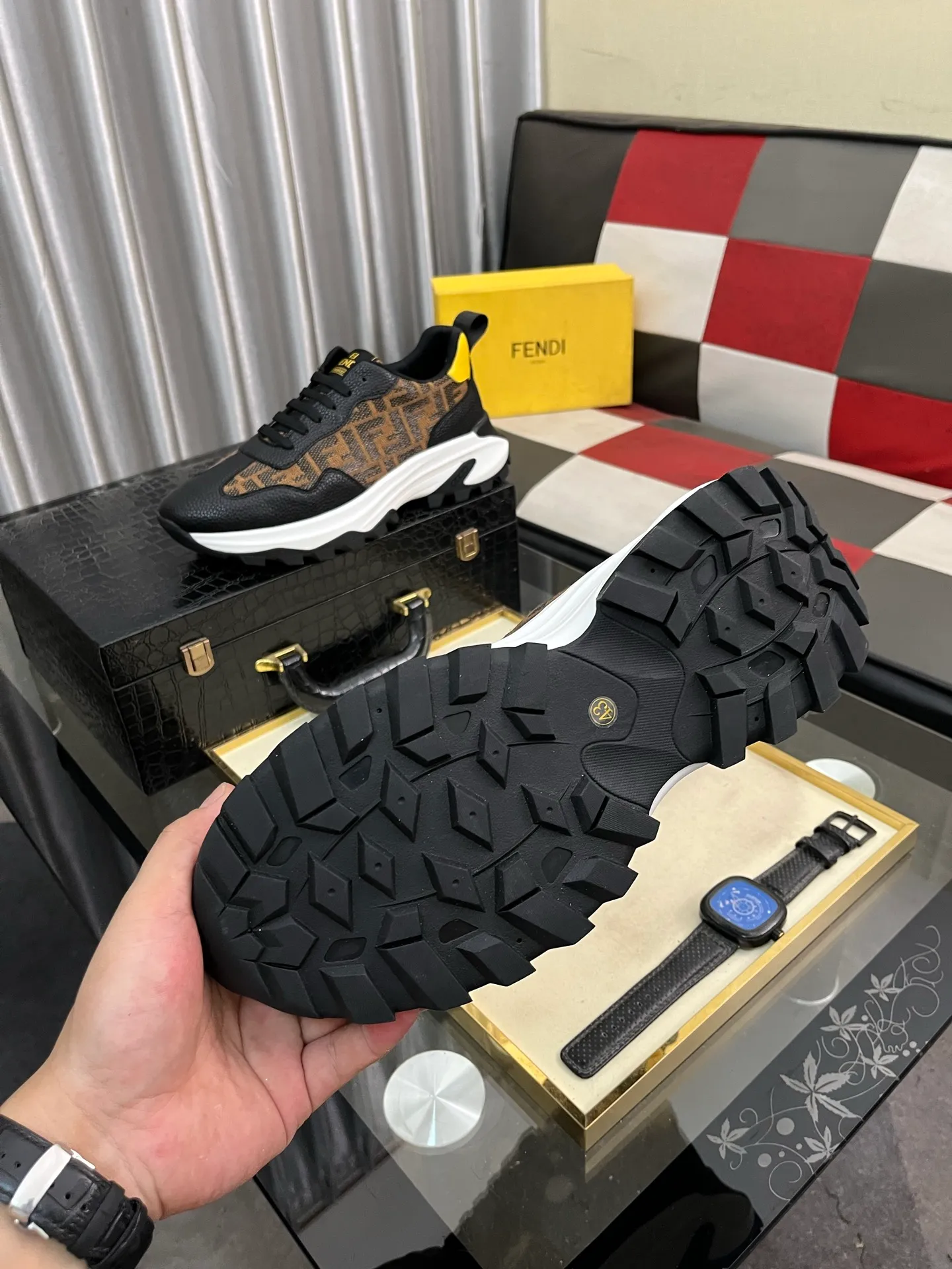 Men's Men's Shoes💰458⌚️⌚️[FENDI] Fendi's classic and comfortable men's, this complex sneaker is made of soft calfskin➕genuine leather lining➕original ultra-light rubber material with rough outsole. This unique light style is suitable for the casual and refined sensibility of this season. It is comfortable and natural on the feet. It is an everyday style for casual travel in autumn and winter! Code number: 38-443️⃣Colors available